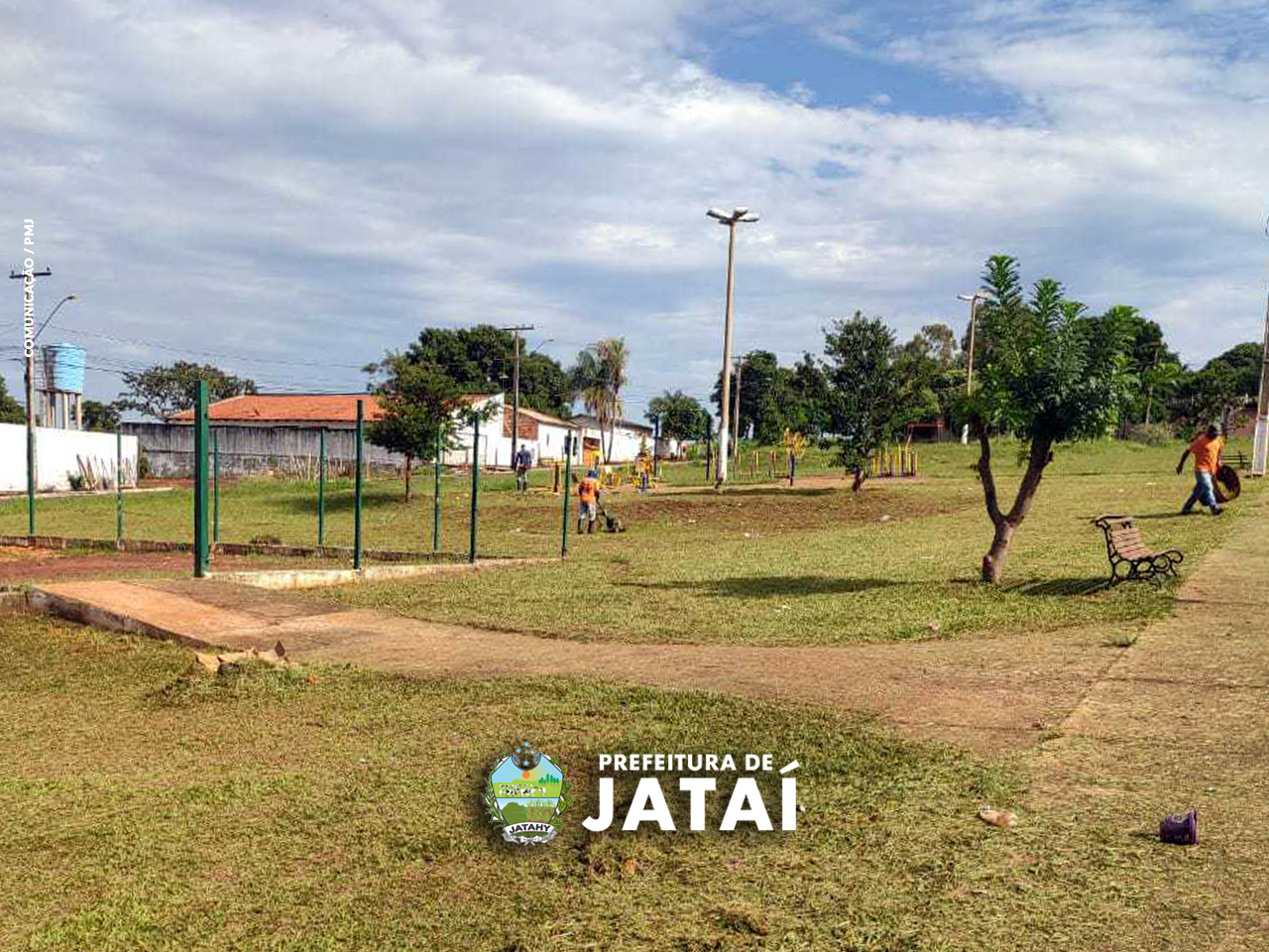 Prefeitura de Jataí realiza mutirão de poda e limpeza na Praça da Bíblia