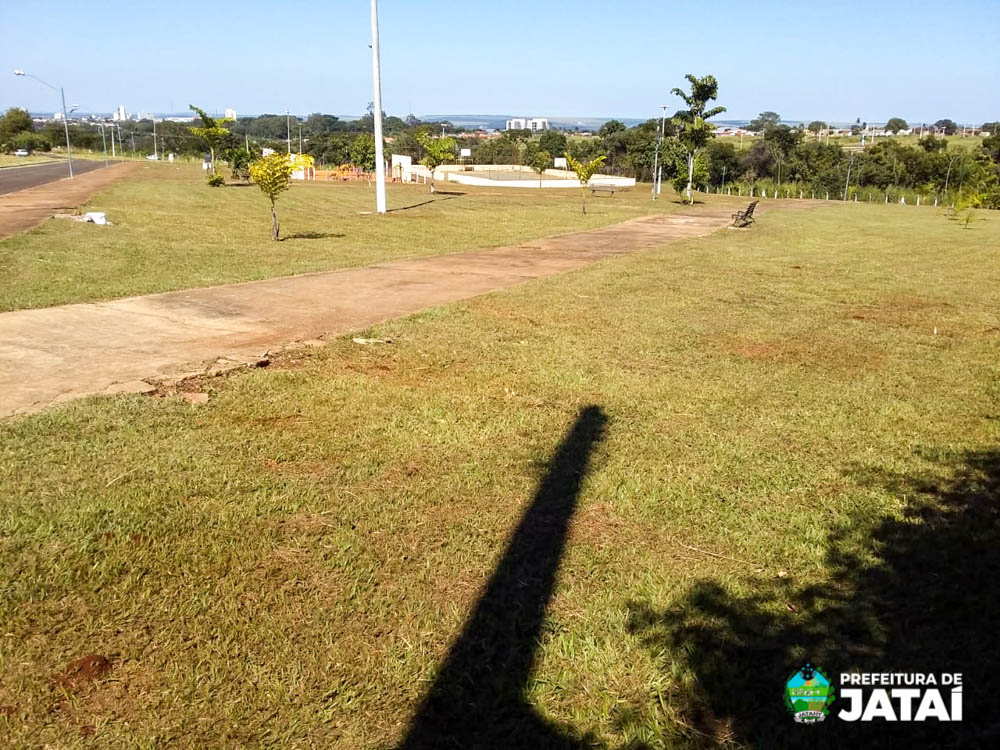 Prefeitura de Jataí realiza mutirão de poda e limpeza na Praça da Bíblia