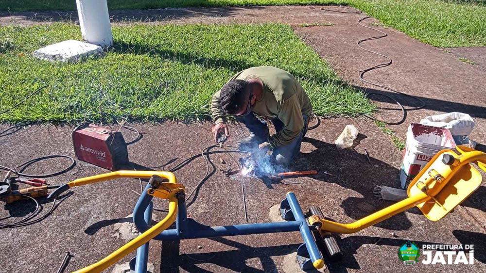 Reparo da academia ao ar livre da Praça da Bíblia