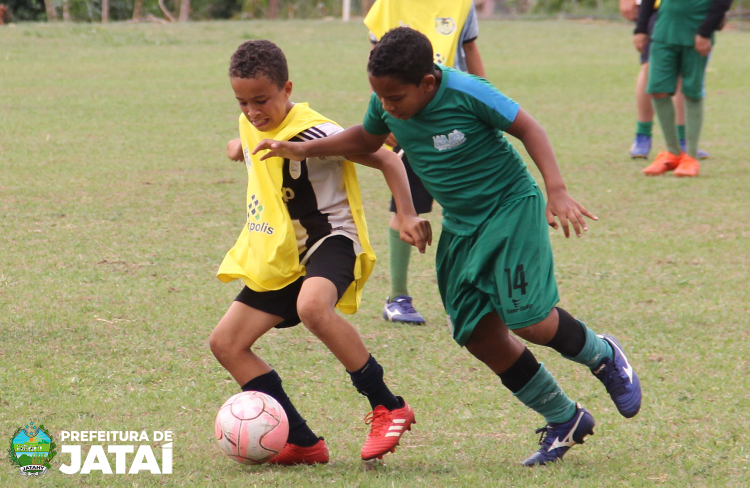 Futebol Infantil. As Crianças Estão Jogando Futebol. A Luta Ativa