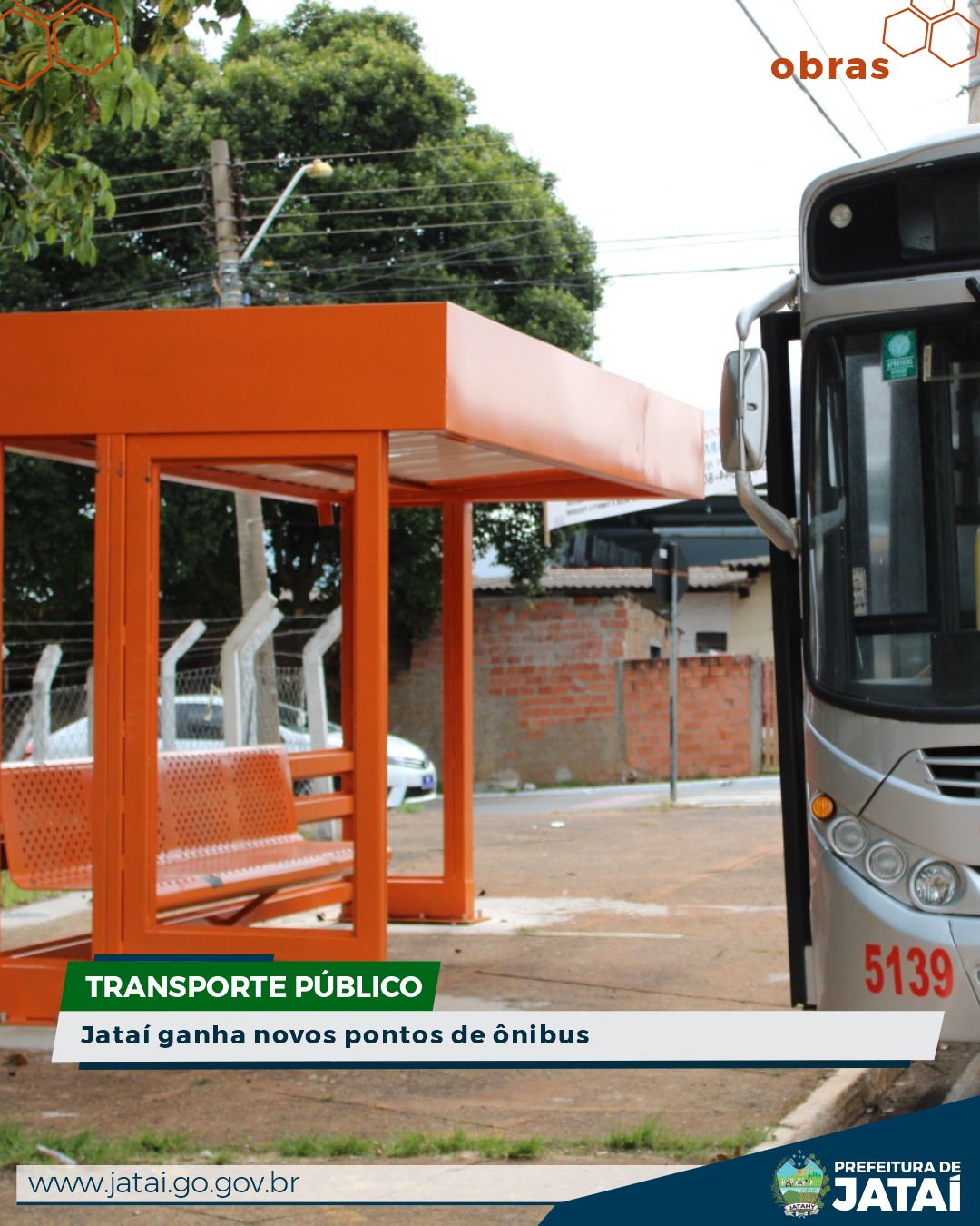 Rua no Jardim Bonsucesso ganha novo ponto de ônibus com cobertura